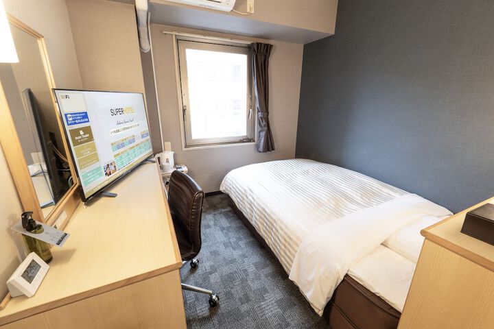 Room 6 of 18