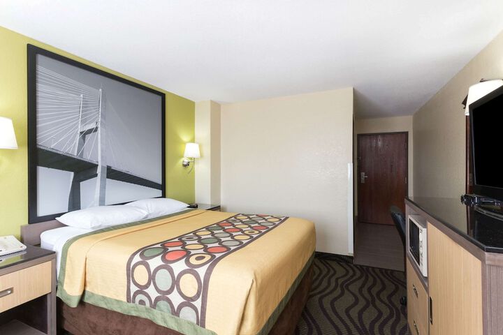 1 Queen Bed (2 of 11)
