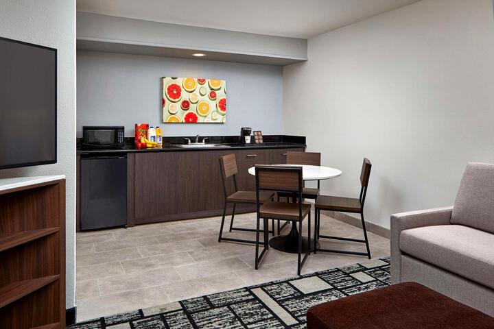Suite 1 King Bed 2 Rooms Sofa Bed 2 Flat Screen Tvs Living Room Wet Bar Full Breakfast (10 of 16)