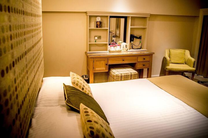 Room 11 of 27