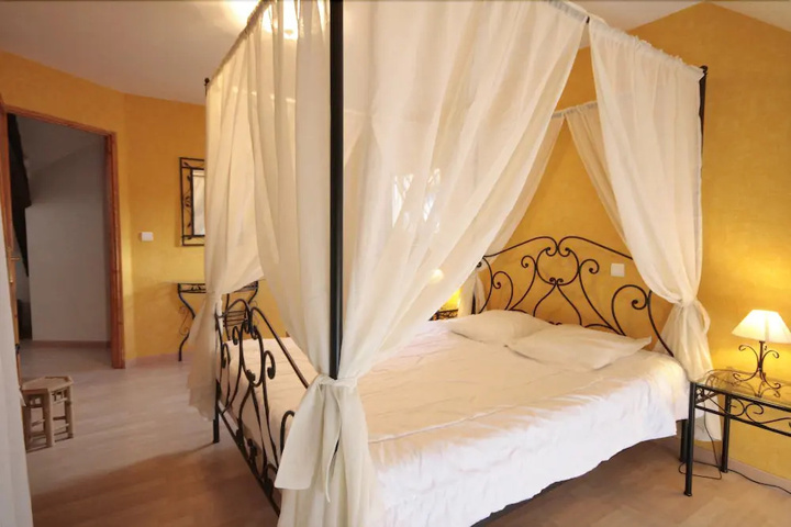 Room 4 of 16