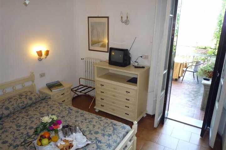 Room 4 of 25