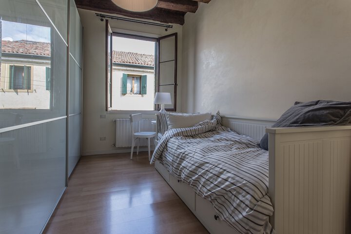 Room 4 of 24