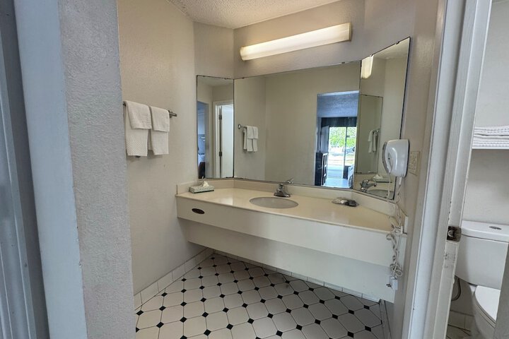 1 King Bed Mobility Accessible Bathtub with Grab Bars (2 of 9)