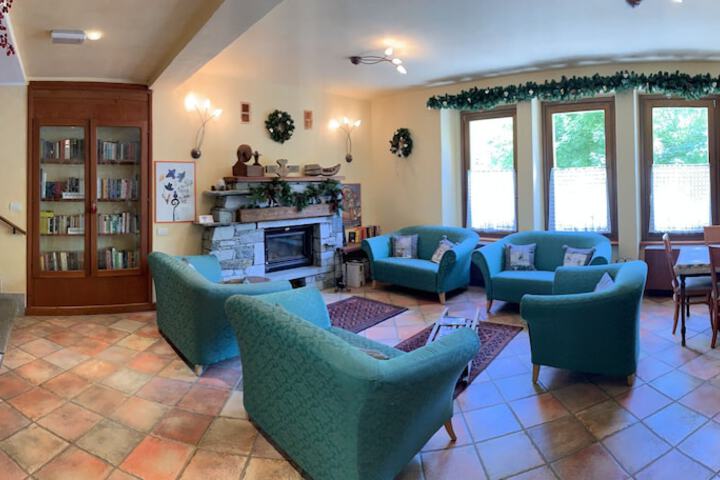 Lounge 46 of 58