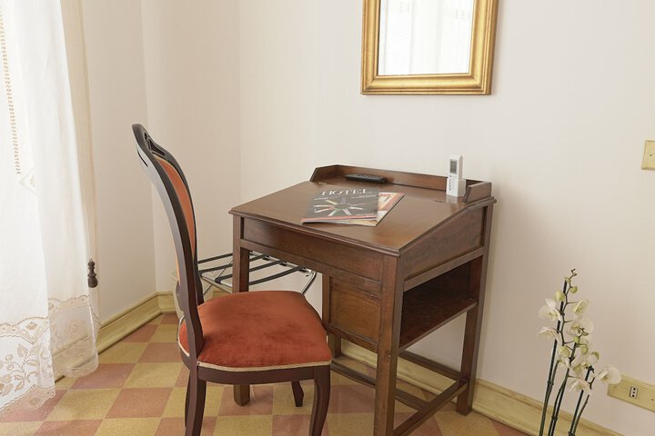 Room 28 of 83
