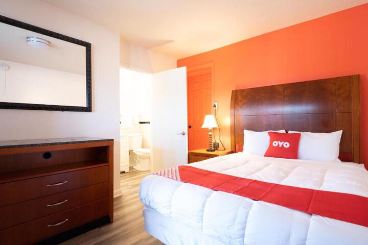 1 Queen Bed (8 of 13)