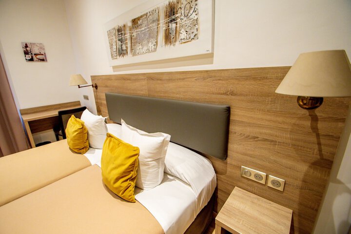 Room 28 of 140