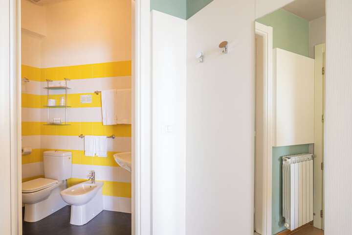 Room 165 of 241
