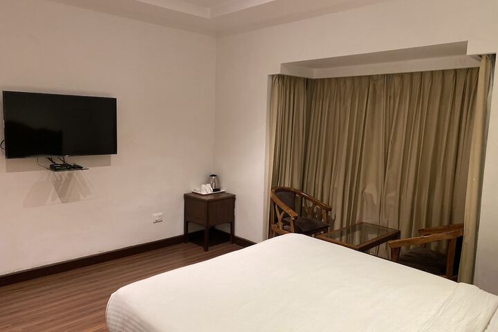 Room 7 of 12