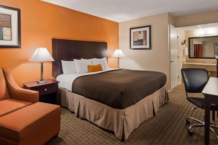 1 Queen Bed Room, Microwave and Refrigerator WiFi Full Breakfast (8 of 9)