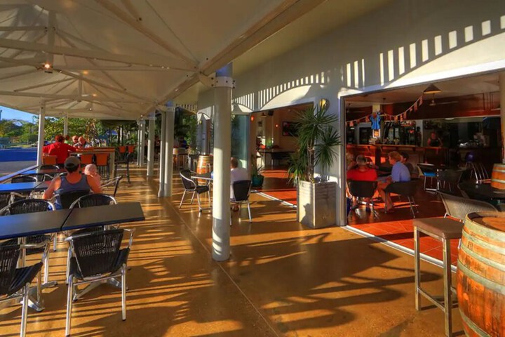 Lounge 67 of 73