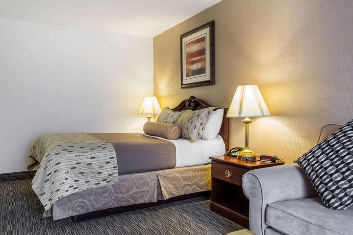 1 Queen Bed (1 of 2)