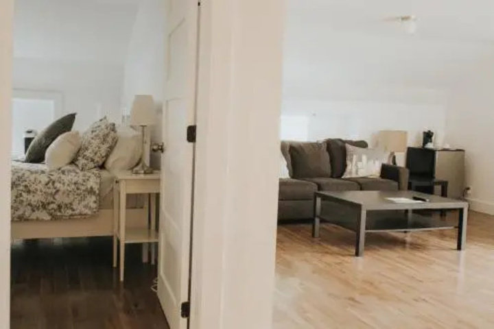 Room 4 of 8
