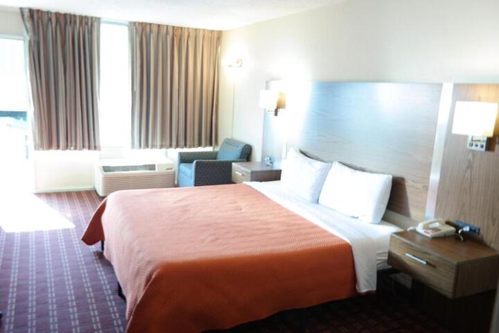 1 King Bed (3 of 8)