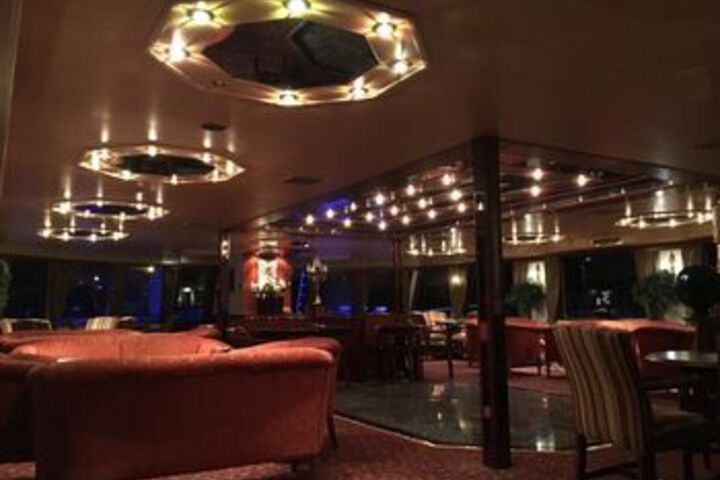 Lounge 25 of 52