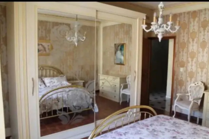 Room 4 of 10