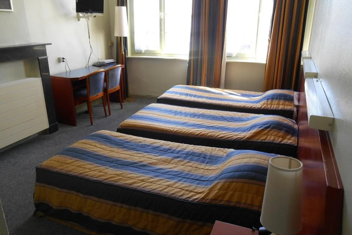 Room 4 of 9