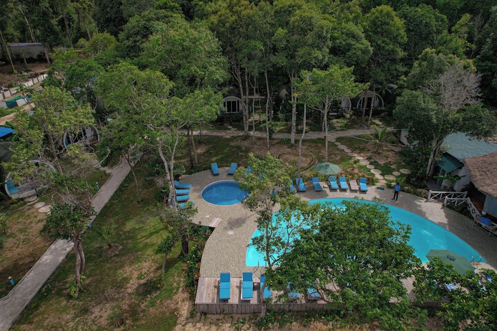 Pool 44 of 109
