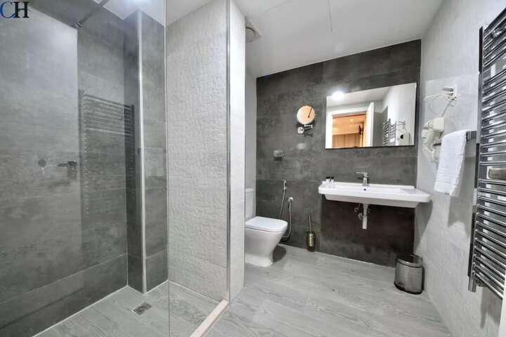 Room 14 of 28