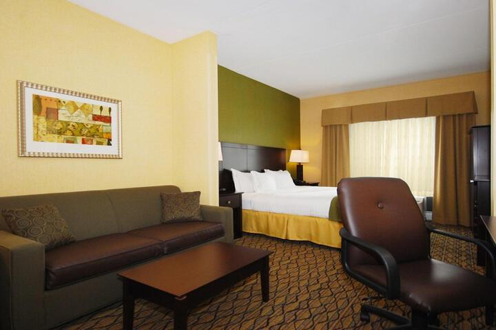 1 King Bed Mobility Hearing Accessible Room Bathtub with Grab Bars (6 of 9)