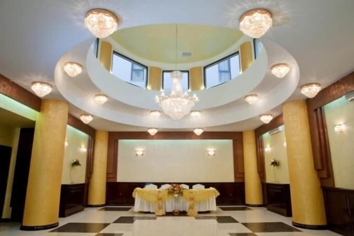 Ballroom/Hall 33 of 37