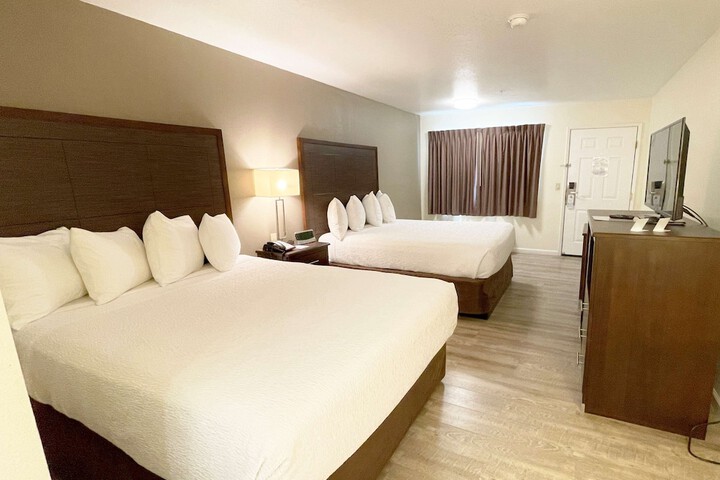 1 Queen Bed WiFi, Microwave, Refrigerator Table and Chairs Continental Breakfast (3 of 17)