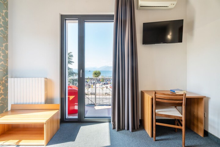 Room 52 of 104