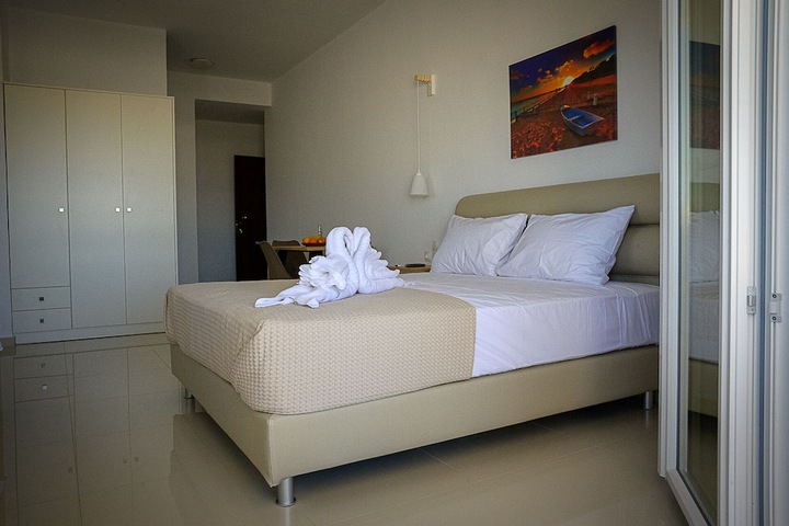 Room 4 of 77