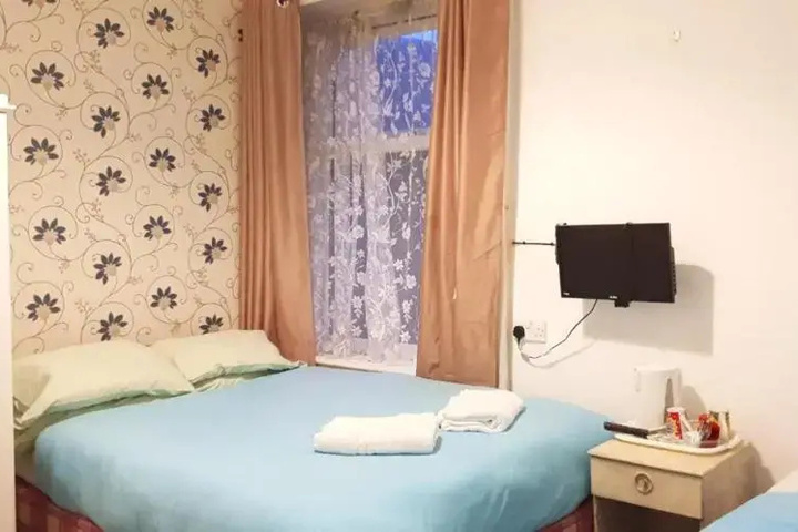 Room 3 of 8