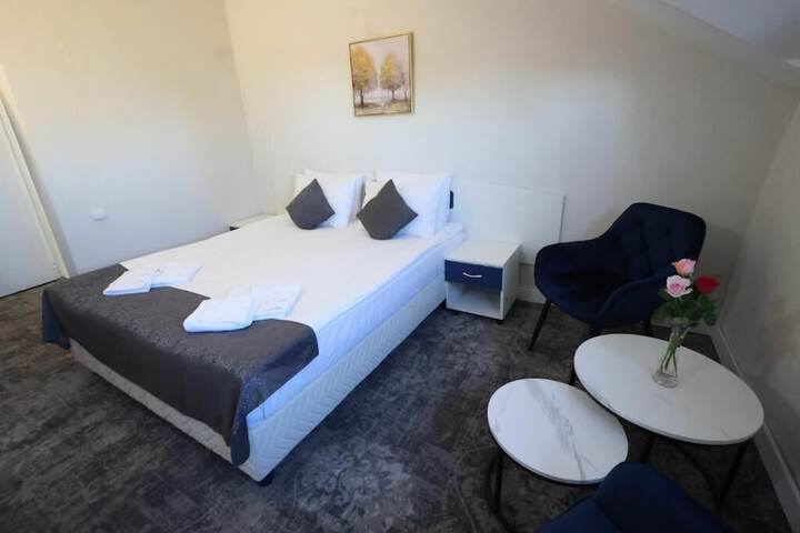 Room 7 of 18