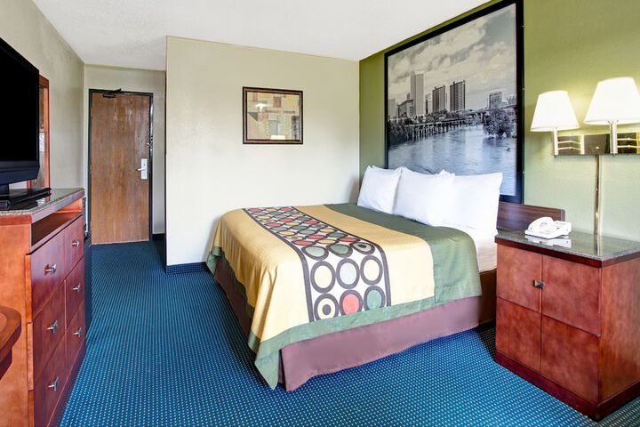 1 King Bed (1 of 7)