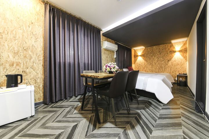 Room 10 of 29