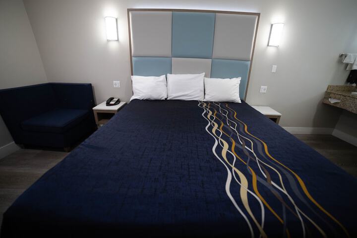 Deluxe King Bed (24 of 50)