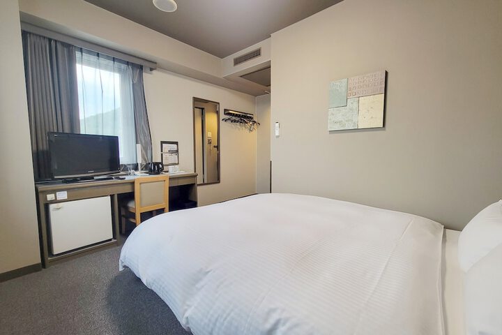 Room 15 of 33