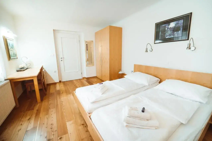 Room 4 of 12