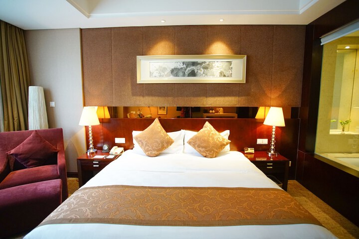 Room 4 of 33