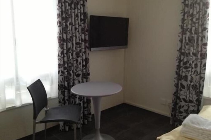 Room 10 of 33