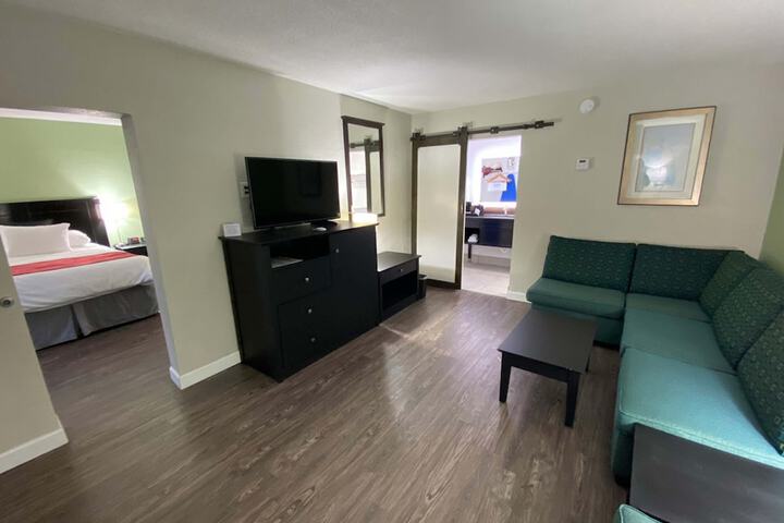 1 King Bed Work Desk Work Space Table and Chairs Microwave and Refrigerator, Coffee and Tea Maker Full Breakfast (40 of 40)