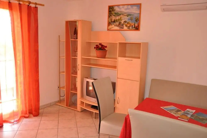 Room 2 of 8