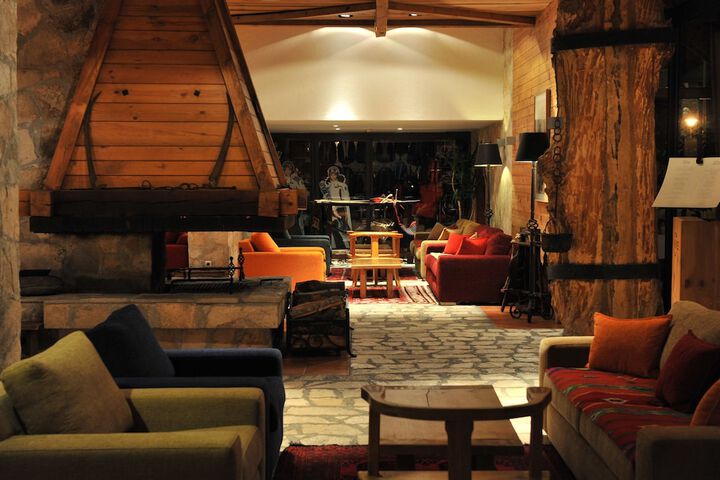 Lounge 42 of 53