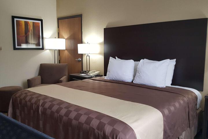 1 King Bed High Speed Internet Accessible Coffee Maker Microwave, Refrigerator, Hairdryer Full Breakfast (4 of 14)