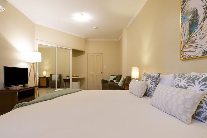 Room 4 of 80