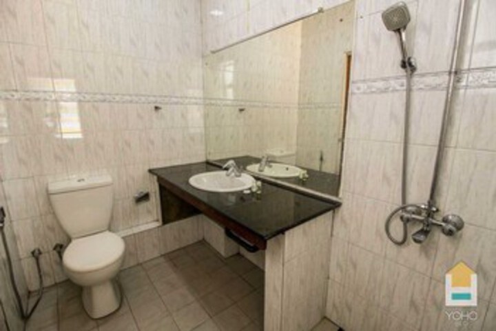 Room 5 of 16