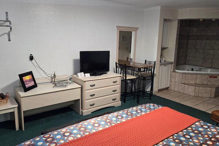 1 King Bed (2 of 16)