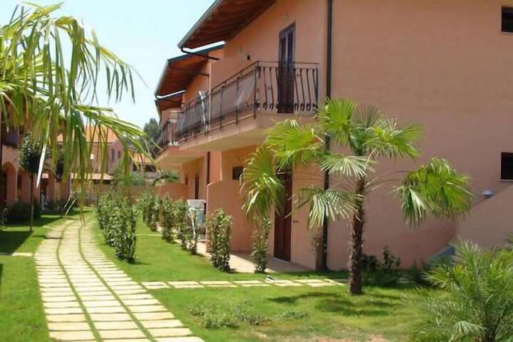 Hotel Exterior 14 of 17
