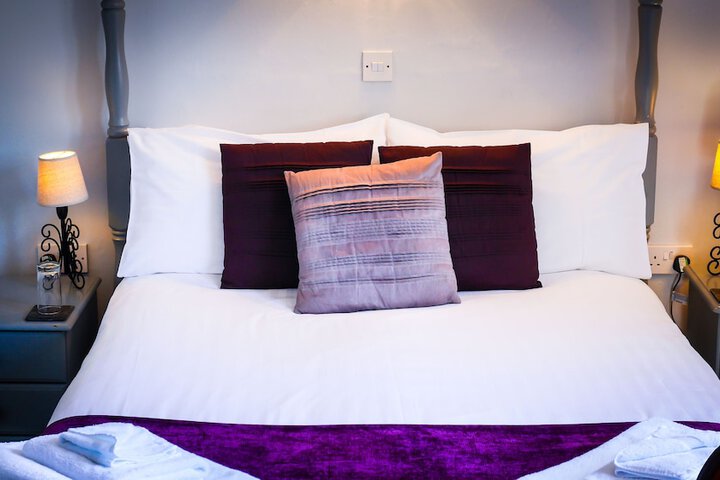 Room 4 of 8