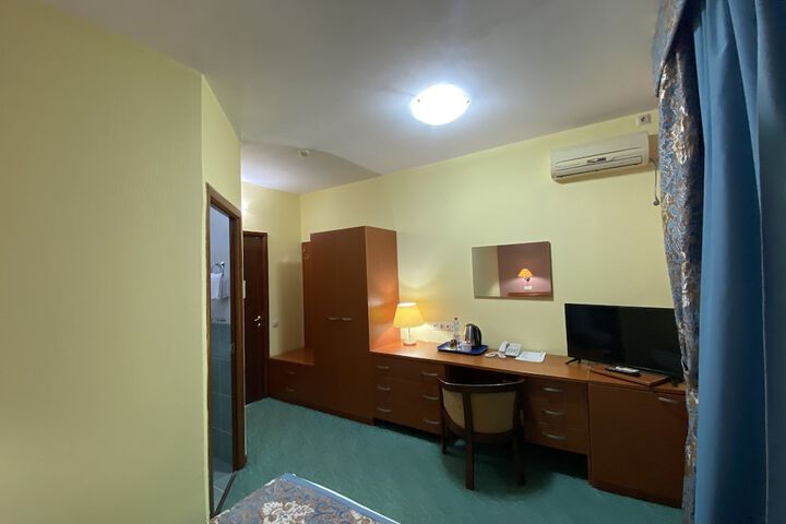 Room 7 of 106