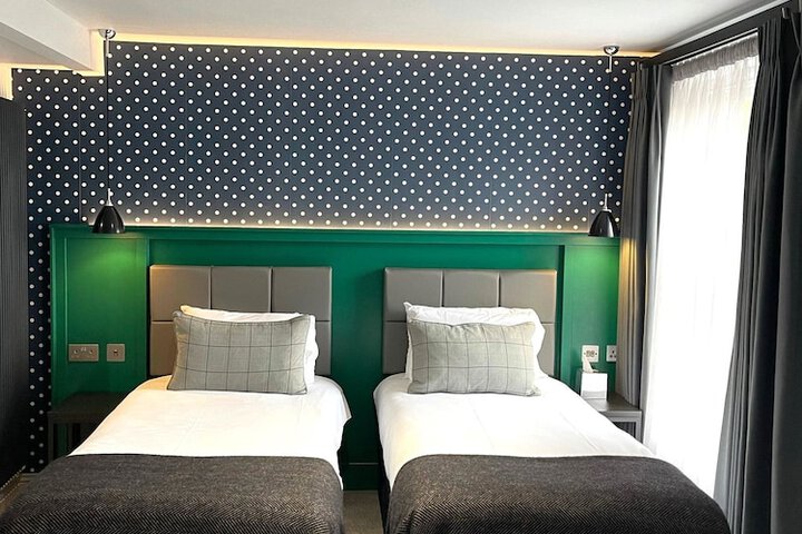 Room 27 of 106