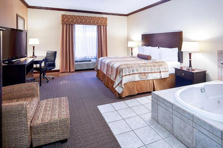Accessible 1 King Accessible Comms Assist Bathtub Sofa Bed Full Breakfast (3 of 15)